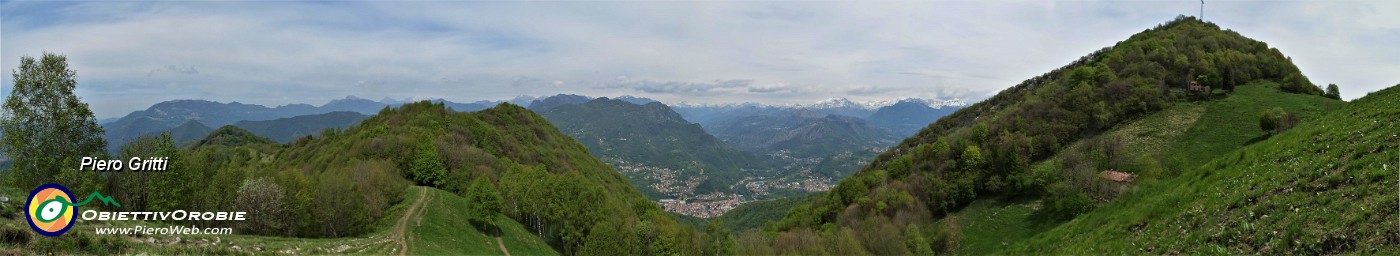 74 Al Colle di Sant'Anna panoramica con vista sulla conca di Zogno.jpg